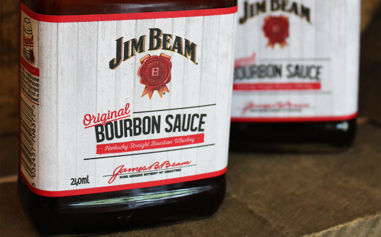 Бутылка для соуса Jim Beam очертаниями напоминает бутылку алкоголя